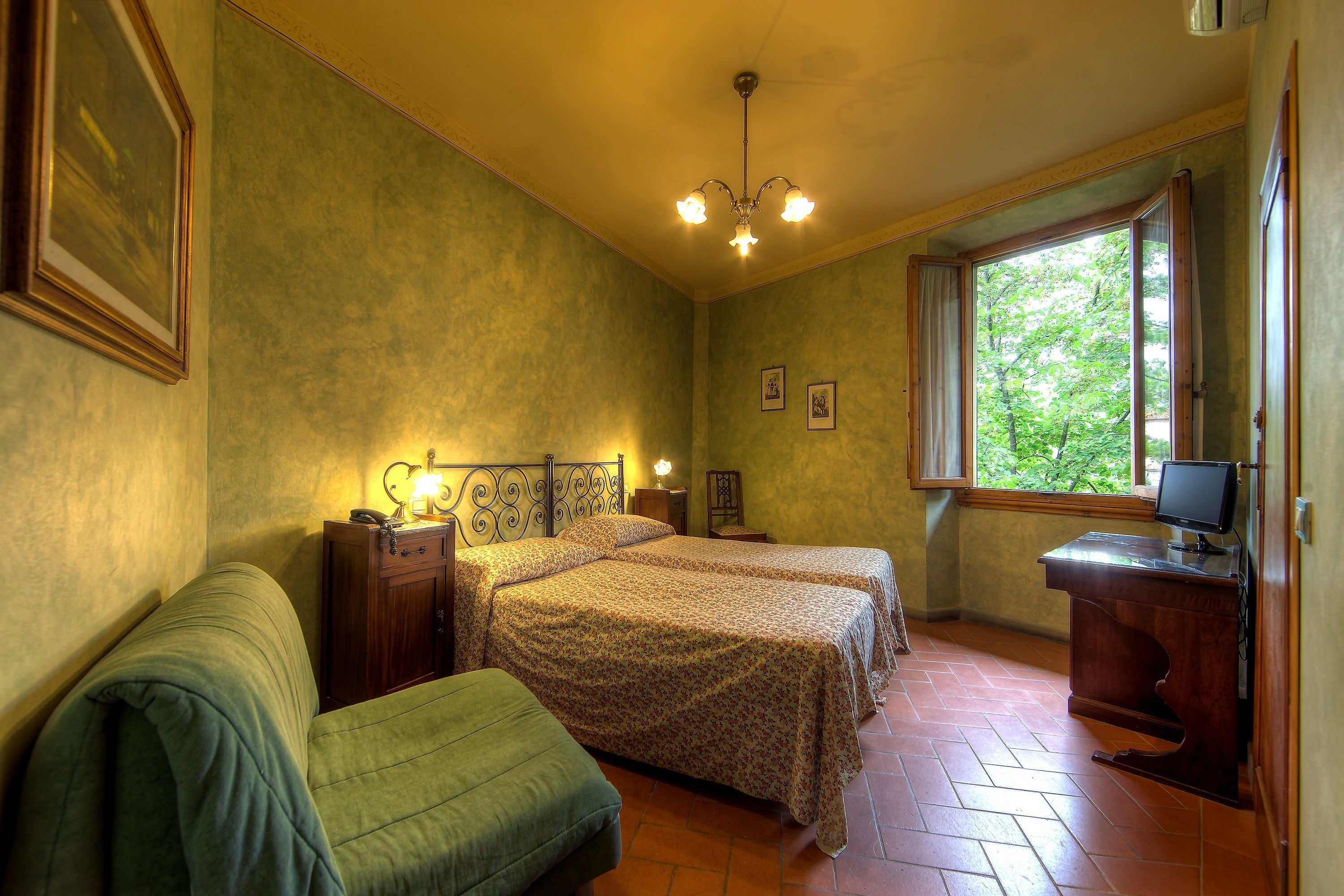 comfort single room, 1 double bed (camera piccola - small room) | 1 bedroom, down duvets, in-room safe, individually decorated