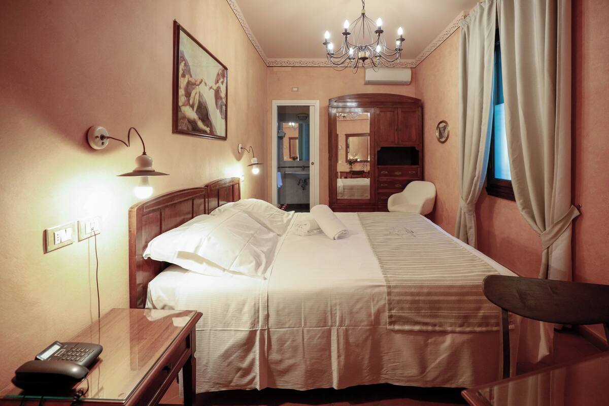 Down comforters, in-room safe, desk, soundproofing