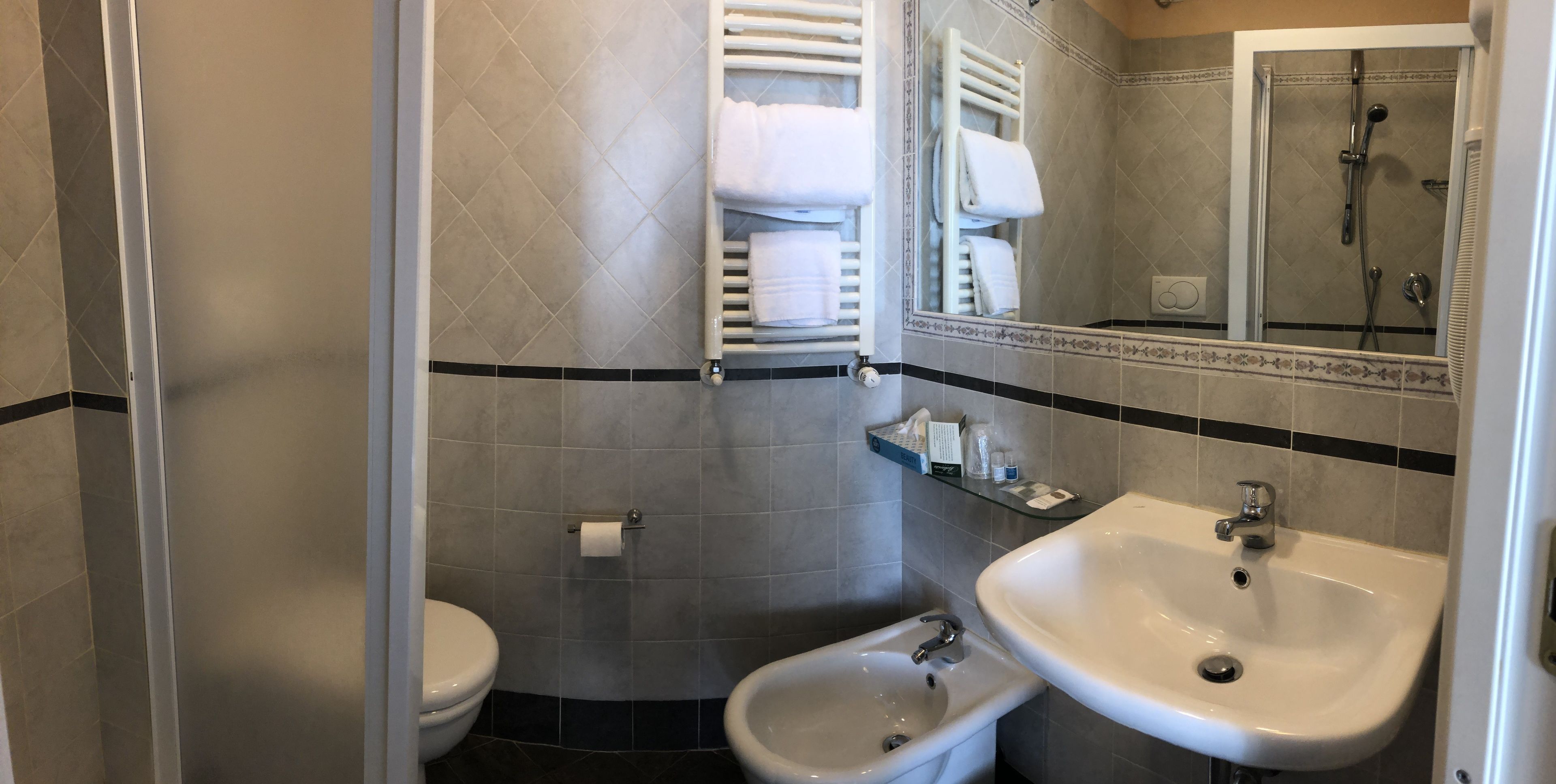 comfort single room, 1 double bed (camera piccola - small room) | bathroom | shower, free toiletries, hair dryer, bidet