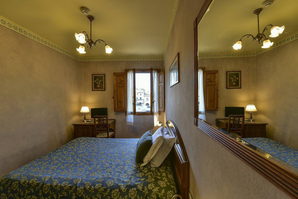 Down comforters, in-room safe, desk, soundproofing