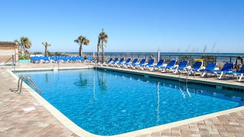 Una piscina techada, una piscina al aire libre