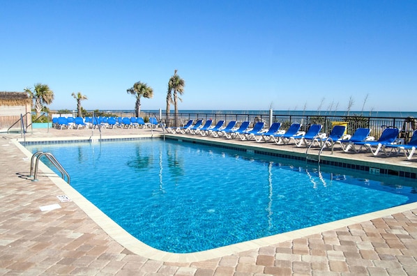 Una piscina techada, una piscina al aire libre