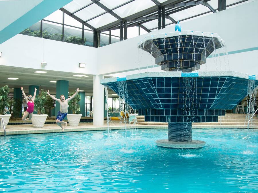 Una piscina cubierta, una piscina al aire libre