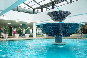 Alberca techada y alberca al aire libre