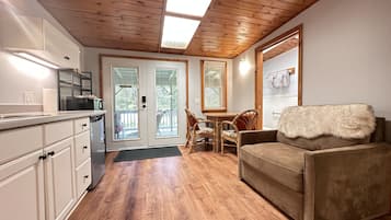 Nene Studio: 1 King + Kitchenette + Pvt Entrance + Lanai | 客廳 | 36 吋平面電視連有線電視頻道、電視、Netflix