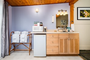 Studio Deluxe - 2 queensize-sängar - pentry - utsikt mot trädgården (Garden Room) | Eget pentry | Minikylskåp, mikrovågsugn, kaffe- och tebryggare och grytor/köksredskap