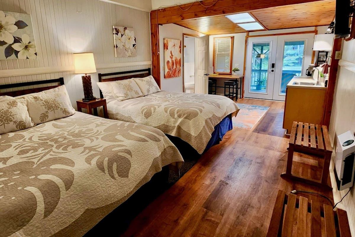 Estudio Deluxe, 2 camas Queen size, cocineta, vista al jardín (Garden Room) | 5 habitaciones, ropa de cama hipoalergénica y decoración personalizada