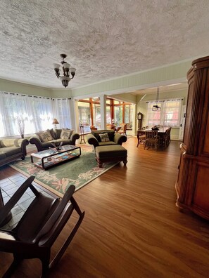 Lobby sitting area - Aloha Junction Bed and Breakfast (Volcano)