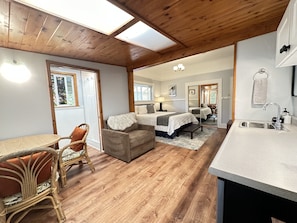 Nene Studio: 1 King + Kitchenette + Pvt Entrance + Lanai | Oppholdsområde | En 36-tommers Flatskjerm-TV med kabel-kanaler samt TV og Netflix