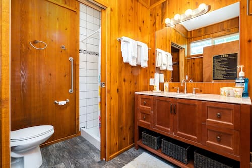 Peacock Studio: 1K + Kitchenette, Private Entrance, Lanai | Bathroom