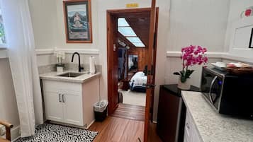 Family Room, Multiple Beds, Garden View | In-room dining