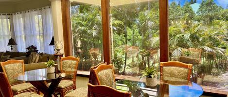 Een 36-inch flatscreentelevisie met kabelzenders, televisie en Netflix