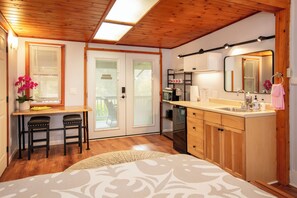Deluxe-Studio, 2 Queen-Betten, Kochnische, Gartenblick (Garden Room) | 5 Schlafzimmer, Allergikerbettwaren, individuell dekoriert