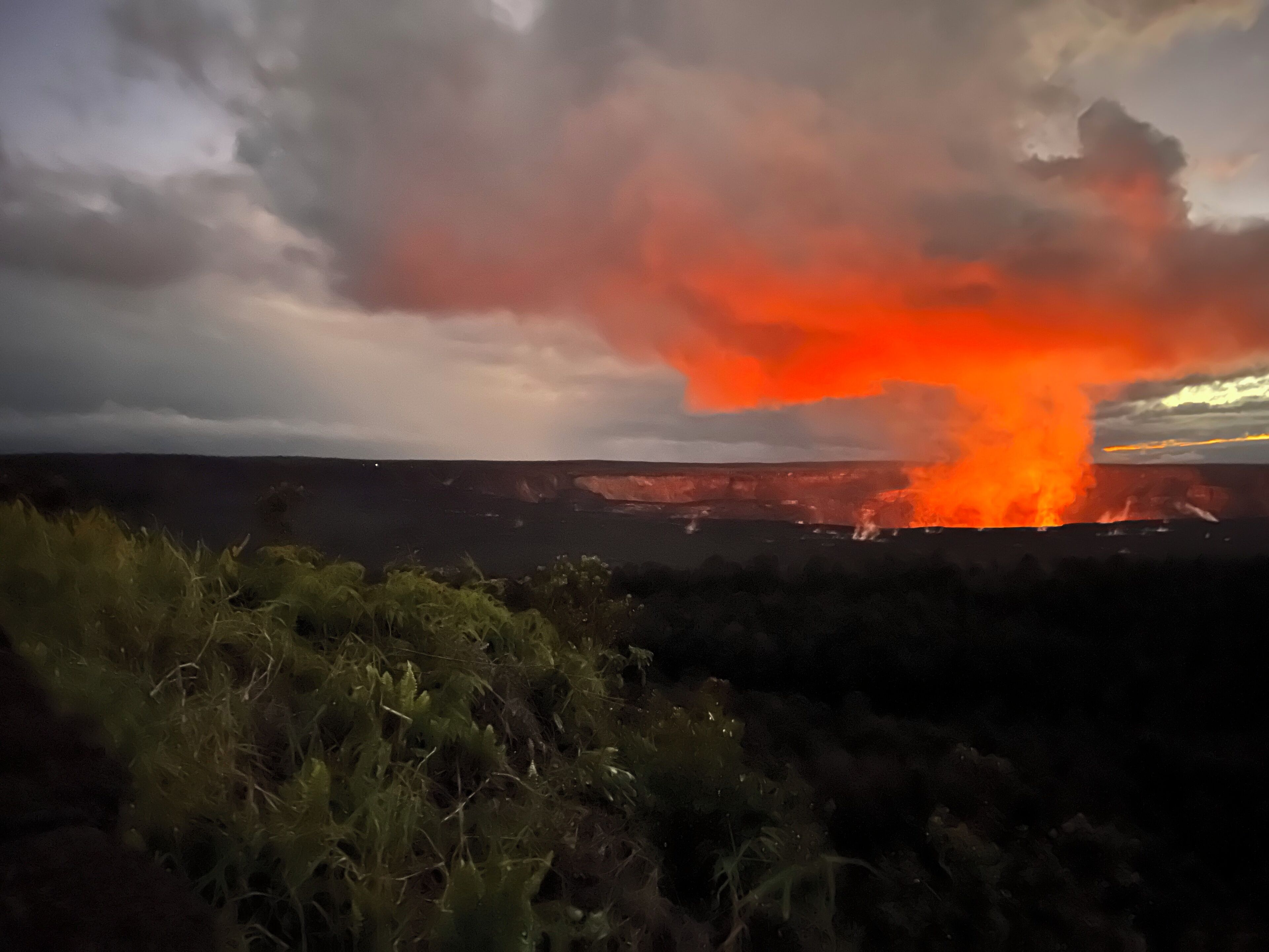 Paisaje con un fuego grande y humo a lo lejos.