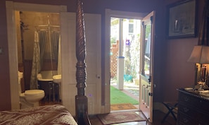 Luxury Room with Garden View, Captain Bridgeford | Banheiro | Produtos de toalete grátis, secador de cabelo, toalhas de banho