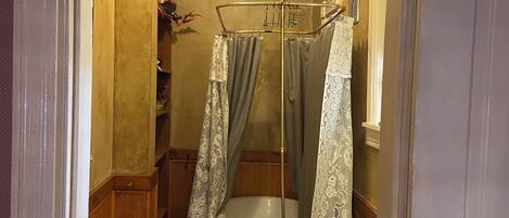 Un baño con inodoro, lavamanos y bañera.