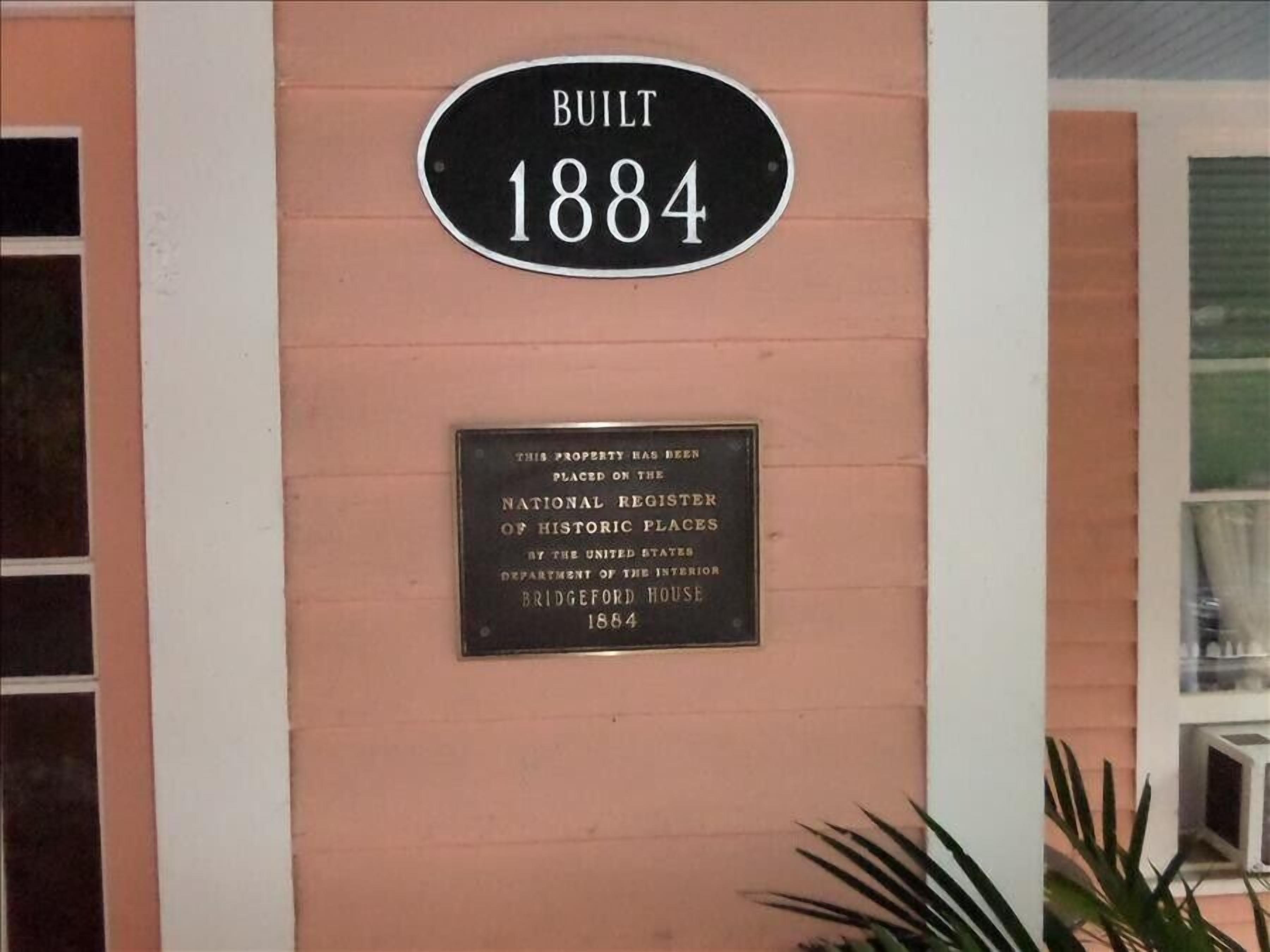 Une plaque apposée sur le bâtiment indiquait qu’il avait été construit en 1884.