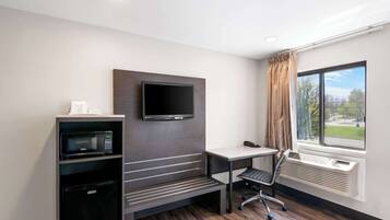 Skrivebord for bærbar PC, strykejern/-brett og wi-fi (inkludert)