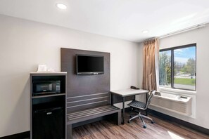 Espacio para trabajar con laptop y tabla de planchar con plancha