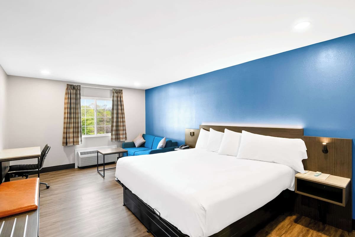 Habitación estándar, 1 cama King size y sofá cama, para no fumadores | Espacio para trabajar con laptop y tabla de planchar con plancha