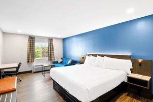 Espacio para trabajar con laptop y tabla de planchar con plancha 