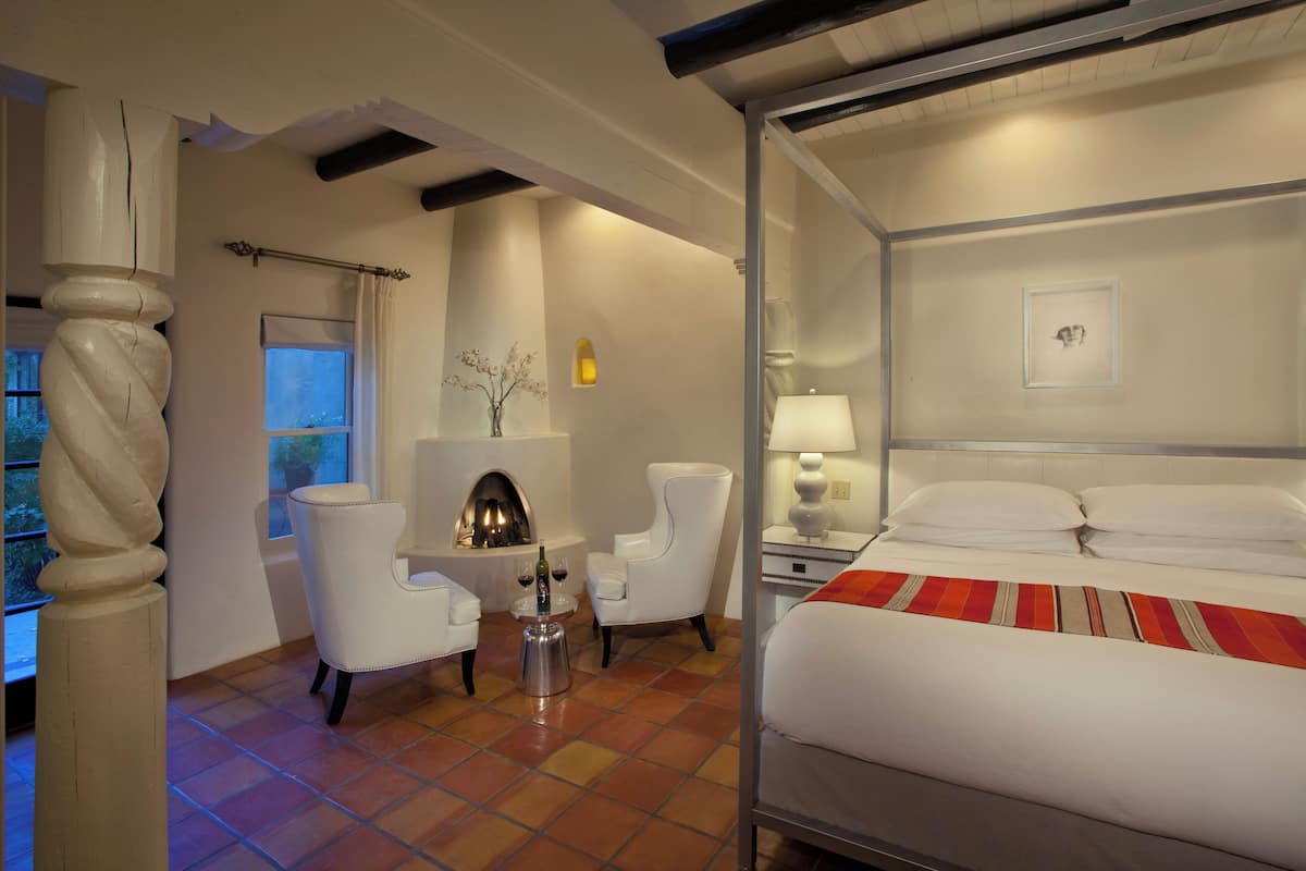 Deluxe kamer, 1 kingsize bed, uitzicht op binnenplaats (The Romantic Room) | Luxe beddengoed, een kluis op de kamer, individueel gedecoreerd