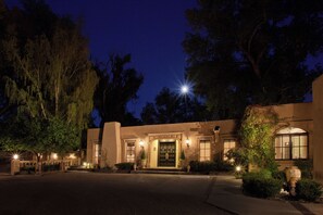 住宿正面 - 傍晚/夜晚