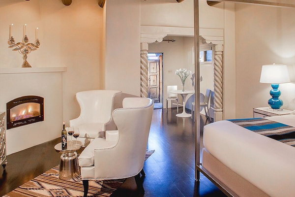 Suite, 1 Katil Raja (King), Courtyard View (The Socialite Suite Number One) | Peralatan tempat tidur premium, peti besi dalam bilik