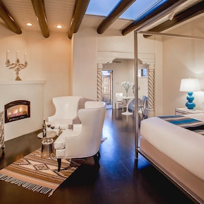 Suite, 1 King-Bett, Blick auf den Innenhof (The Socialite Suite Number One)
