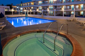Outdoor spa tub - Edgewater Inn And Suites (Pismo Beach)