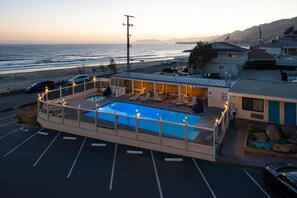 Piscina externa, funciona das 10h às 22h, espreguiçadeiras