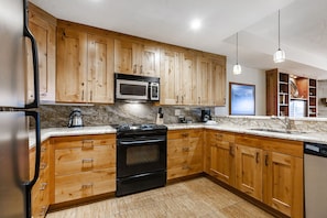 Full-sized fridge, microwave, oven, stovetop
