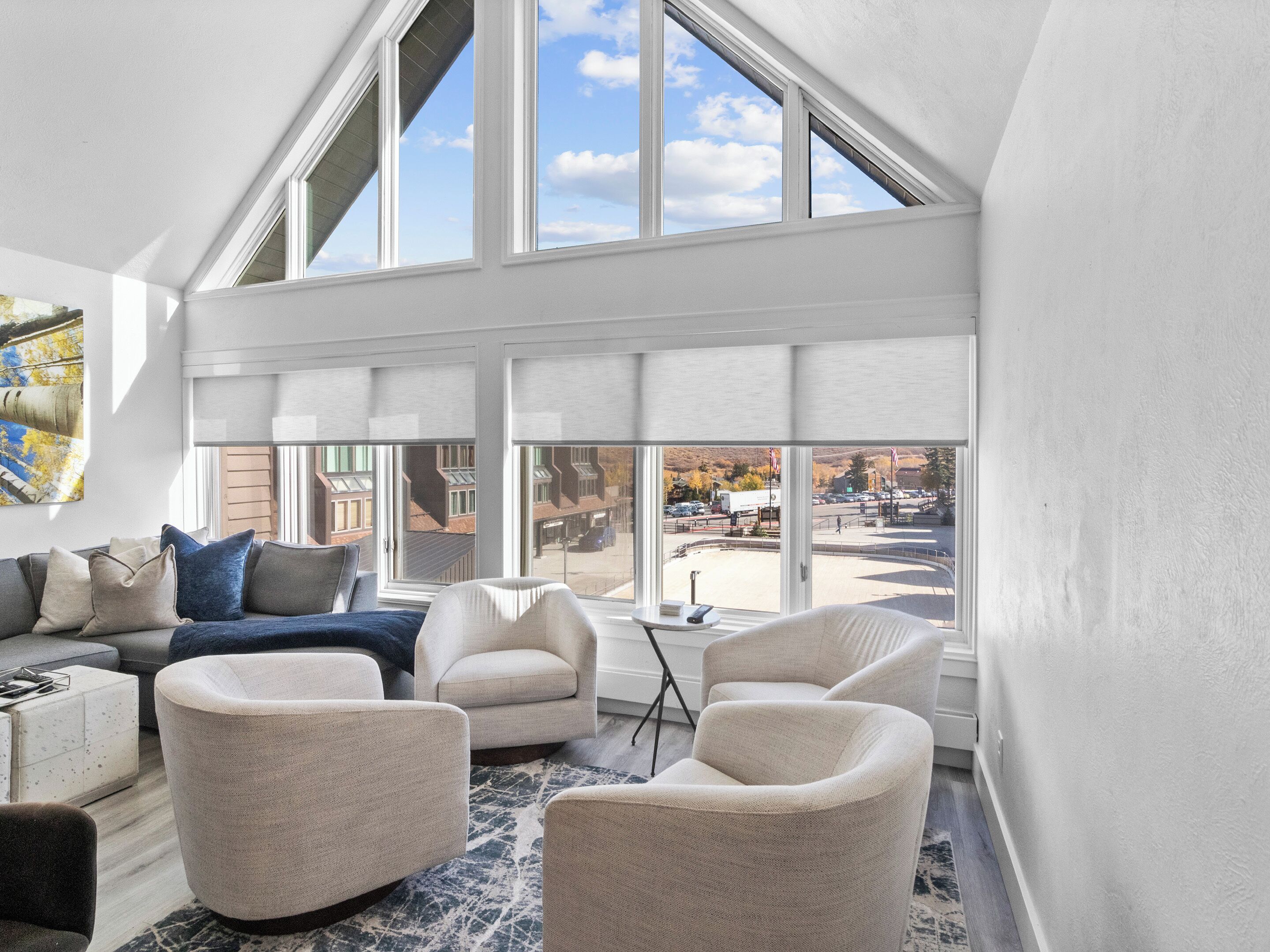 Leilighet – design | Oppholdsområde | En 27-tommers TV med kabel-kanaler