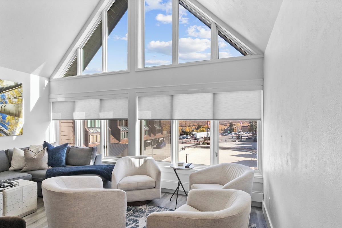 Leilighet – design | Oppholdsområde | En 27-tommers TV med kabel-kanaler