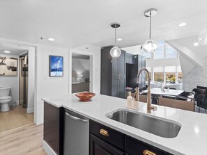 3-Bedroom Condominium B361 | Eget kjøkken | Kjøleskap, mikrobølgeovn, ovn og kokeplater