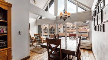 Refrigerador con congelador, microondas, horno y parrilla de estufa