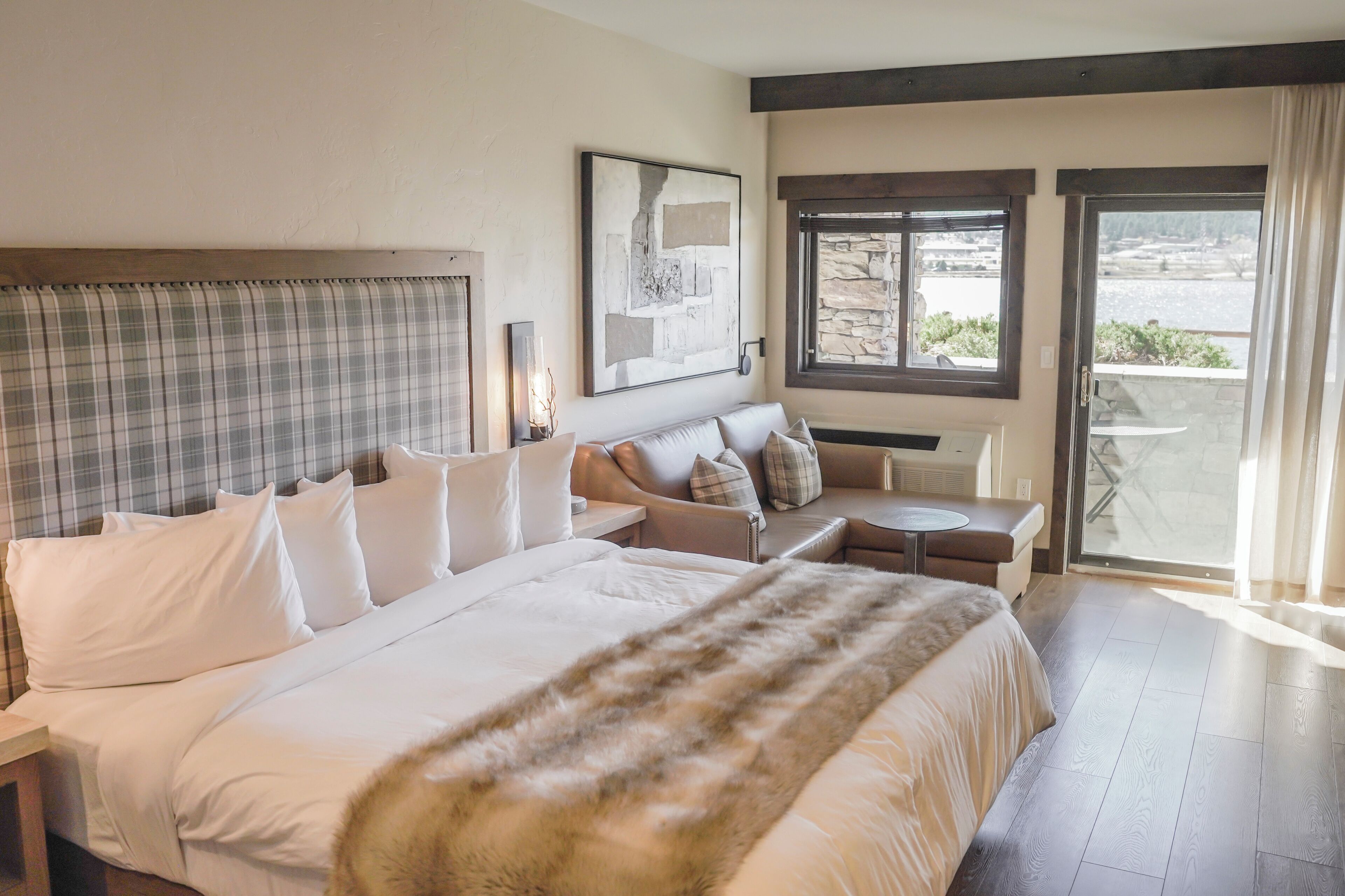 Habitación Deluxe, 1 cama King size, patio, vista al lago (Ground Floor) | Sábanas de algodón egipcio, ropa de cama de alta calidad y edredón 