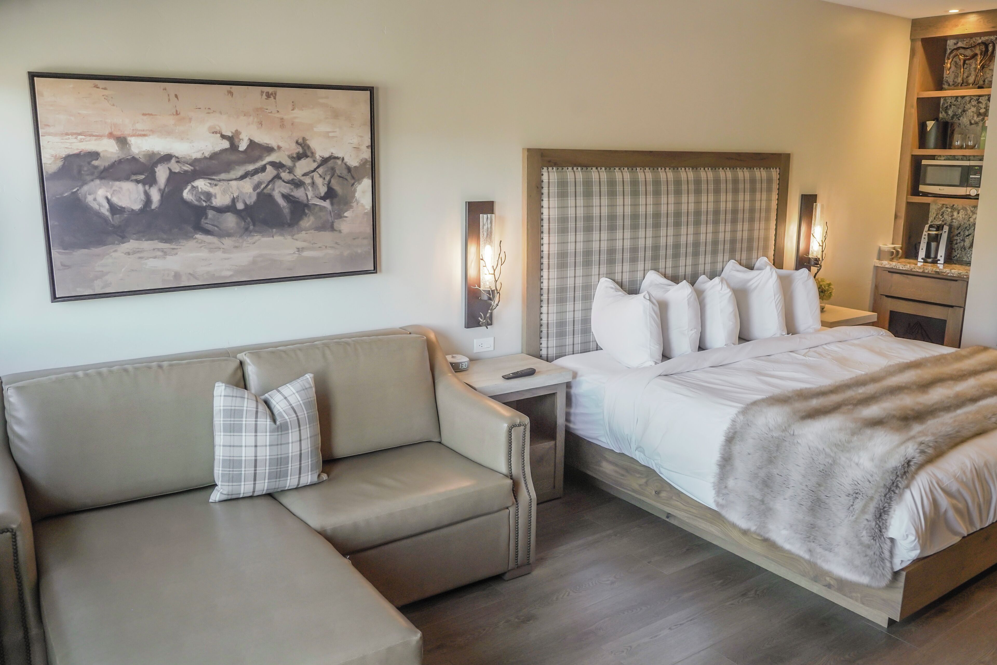 Habitación estándar, 1 cama King size y sofá cama, planta baja | Sábanas de algodón egipcio, ropa de cama de alta calidad y edredón 