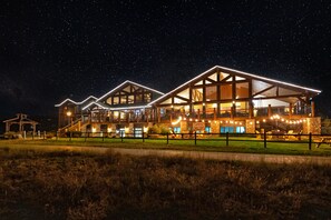 Fachada da propriedade à noite