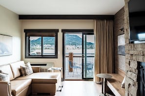 Superior-Zimmer, 1 King-Bett und Schlafsofa, Balkon, Seeblick | Bettwäsche aus ägyptischer Baumwolle, hochwertige Bettwaren