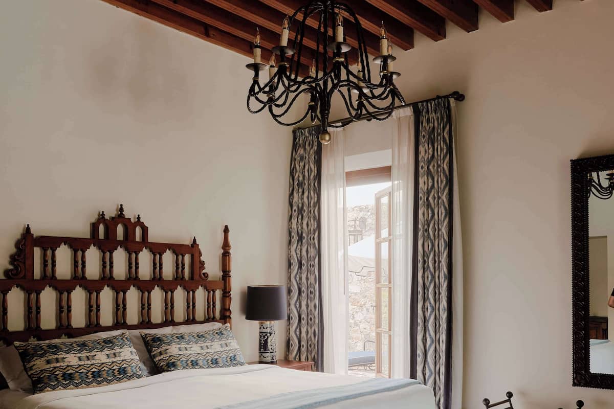 ห้องดีลักซ์สวีท, 1 ห้องนอน | ผ้าปูที่นอน Frette จากอิตาลี, เครื่องนอนระดับพรีเมียม