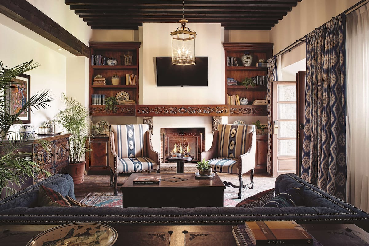 Una sala de estar acogedora con chimenea, asientos cómodos y un televisor grande.