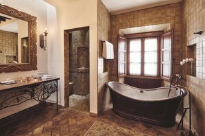 Designer-Toilettenartikel, Haartrockner, Bademäntel, Hausschuhe
