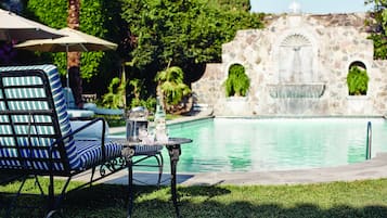 Piscina all'aperto, ombrelloni da piscina, lettini