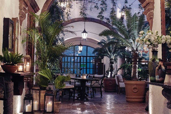 2 restaurants; breakfast, lunch, dinner, and brunch served
