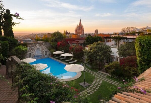 Outdoor pool, open 7 AM to 8 PM, pool umbrellas, pool loungers - Casa de Sierra Nevada, A Belmond Hotel, San Miguel de Allende (San Miguel de Allende)