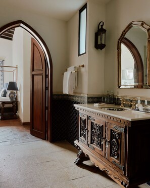 Suite junior | Baño | Amenidades de baño de diseñador, secadora de cabello, batas, pantuflas 