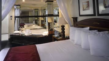 Honeymoon Room | In-room safe, laptop workspace, blackout curtains, iron/ironing board