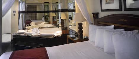 Honeymoon Room | In-room safe, laptop workspace, blackout drapes, iron/ironing board