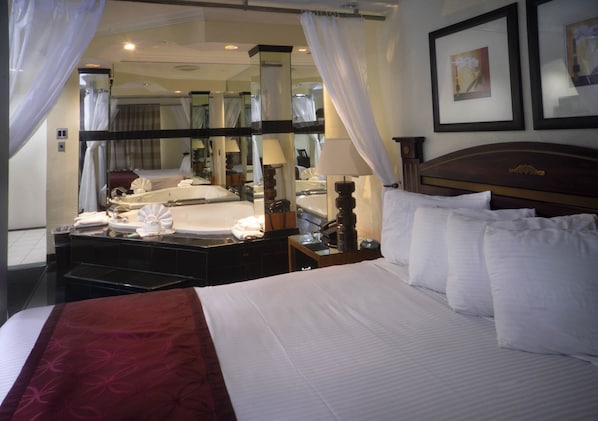 Honeymoon Room | In-room safe, laptop workspace, blackout curtains, iron/ironing board